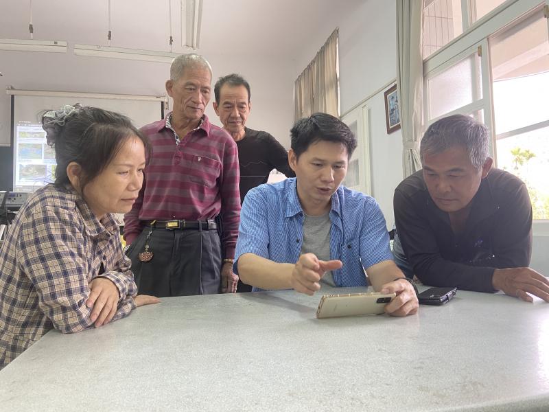 老師教學員用手機製作小影片