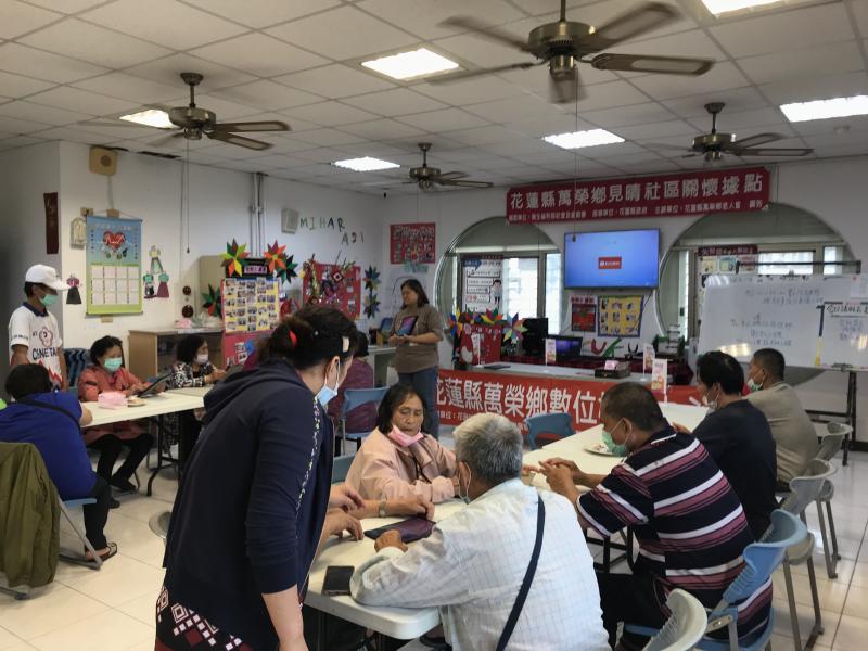 前置學員聽著講師基本操作。