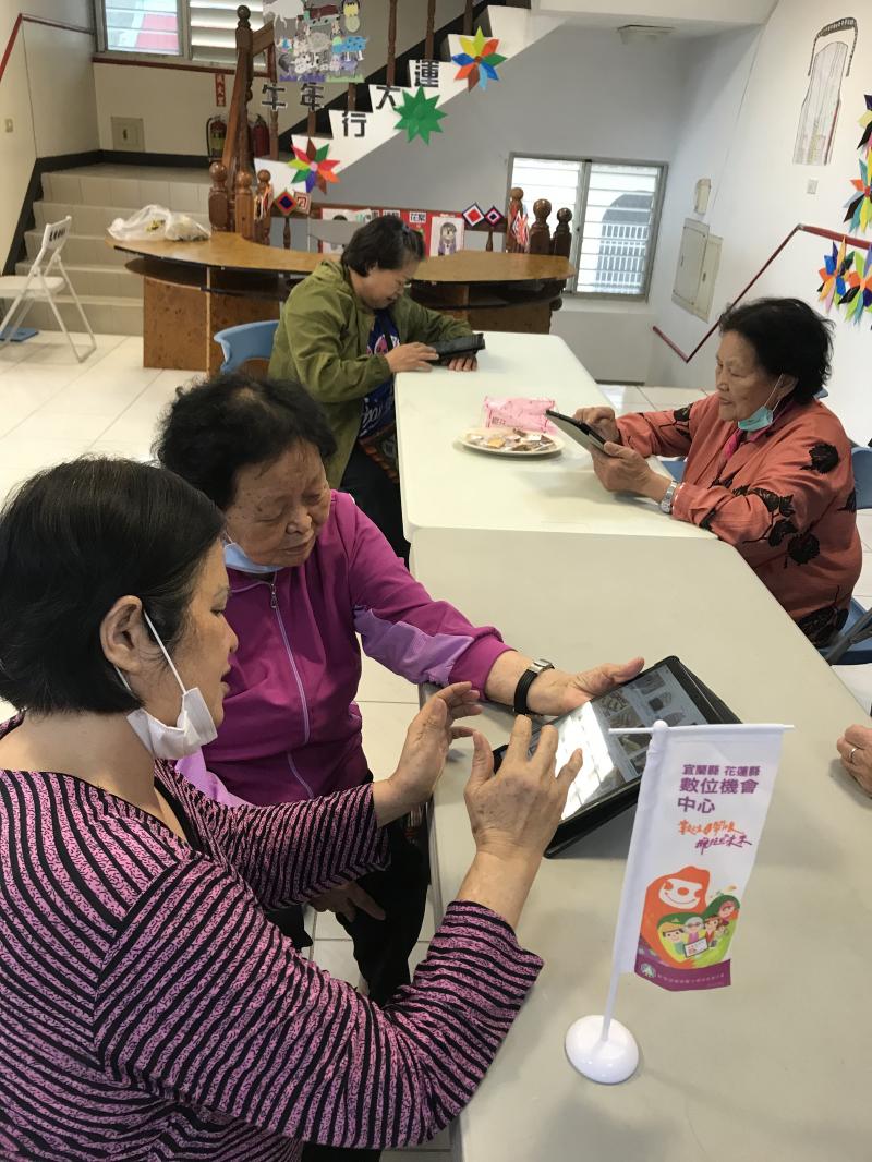 上課中在熱絡討論與互相協助課程進度的學員。