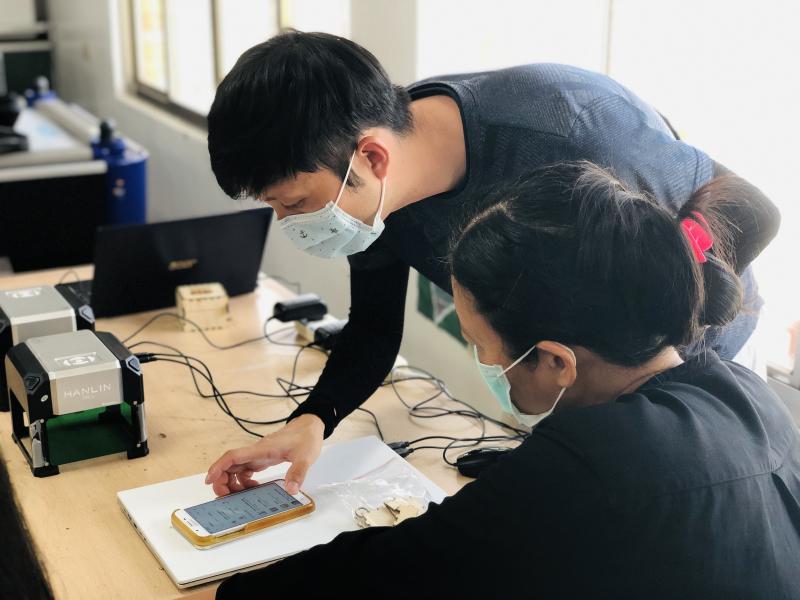 老師指導學員操作