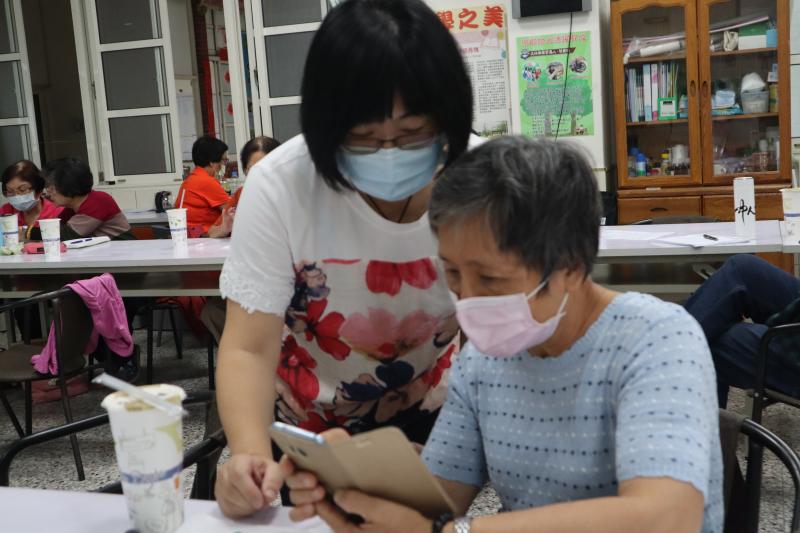 看我的腦子，老是忘了密碼，我得先記在本子上,才不會忘記!