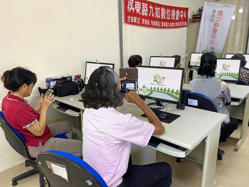 學員們在DOC電腦教室，認真聽課