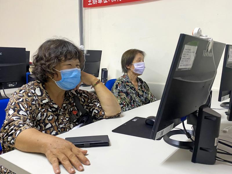 好學的長輩們很認真的看著螢幕聽課