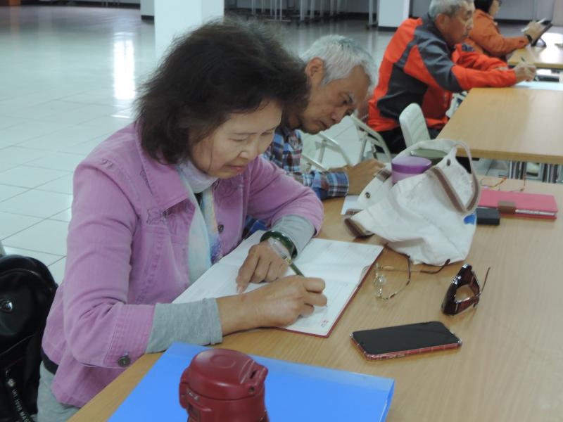 一個女同學在紙上畫分鏡