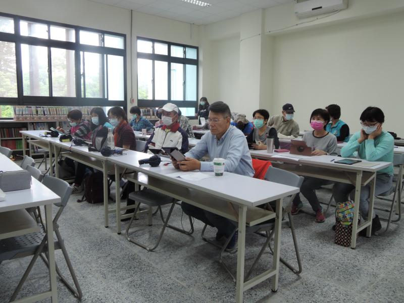 同學在課堂上對著平板練習影片剪輯