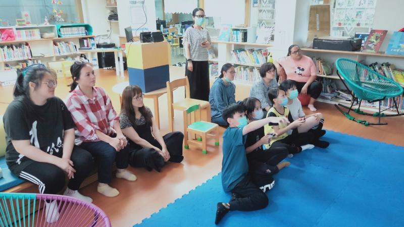 老師講解、步驟、技巧及操作  ，講師與學員上課畫面