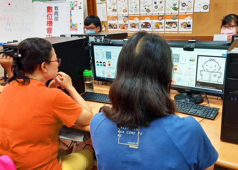 學員認真看著電腦，聽講師授課