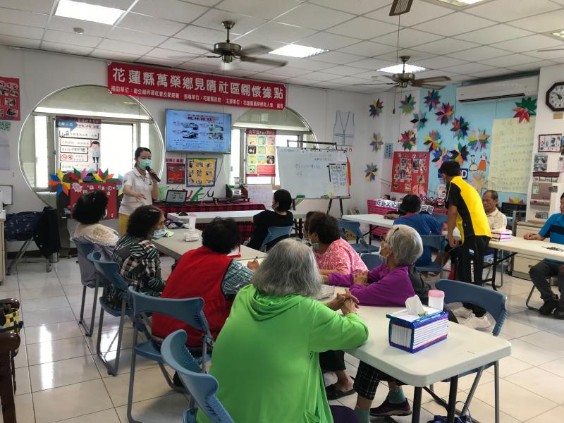 講師與學員課間互動教學。