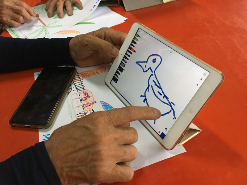 長輩用平板，畫出記憶生活場景，養鴨子