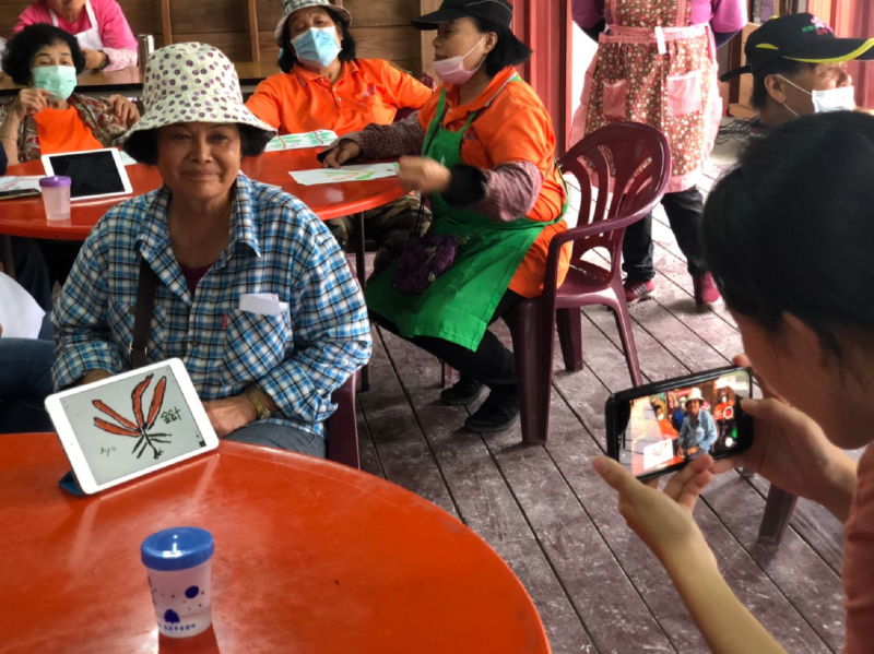 長輩用平板畫了許多日常種植的作物，並用阿美族語記錄下來。