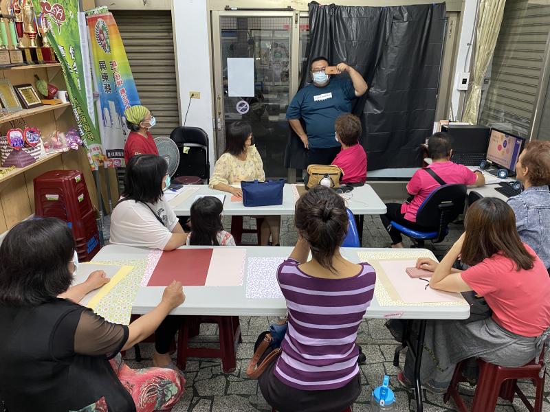 講師指導婦女學員們如何拍攝個人沙龍照