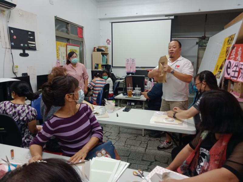 講師指導如何動手製作精緻的精裝相冊