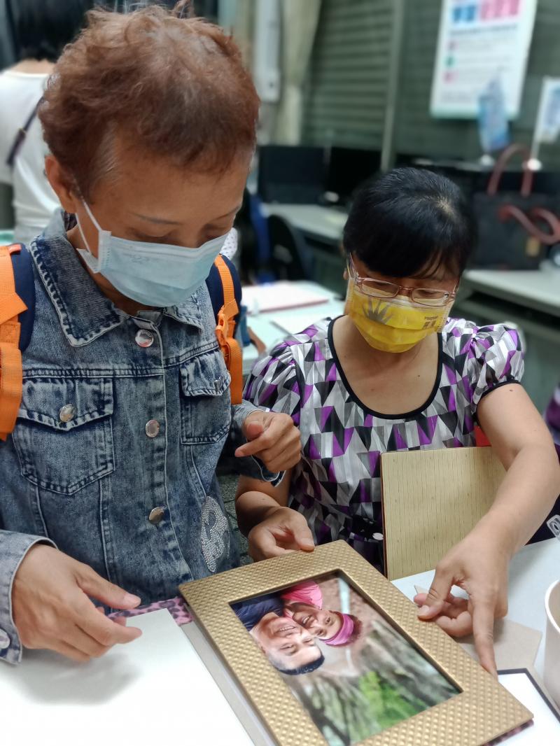 將拍好的沙龍照經過電腦美編後，輸出護貝，在與精裝相冊做結合，大功即將告成