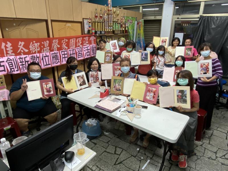 參與數位婦女專班的學員團體照