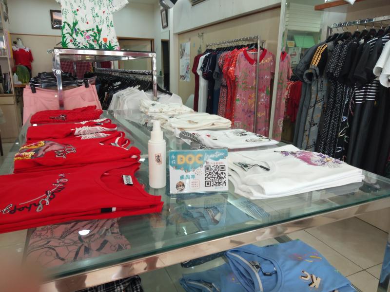 學員店家實聯制擺置店外2