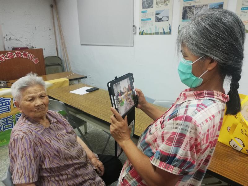 幫媽媽拍張照-母子情深