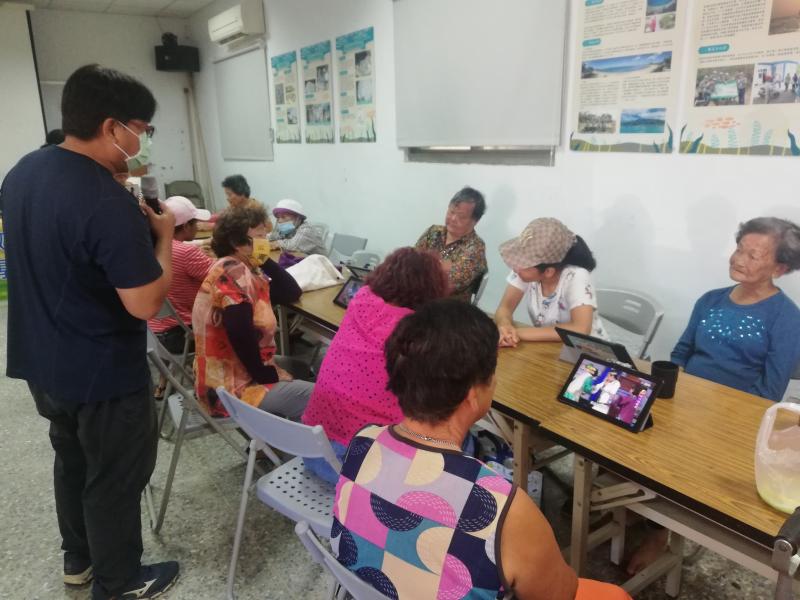 講師複習操作步驟，長輩們邊聽邊學邊操作