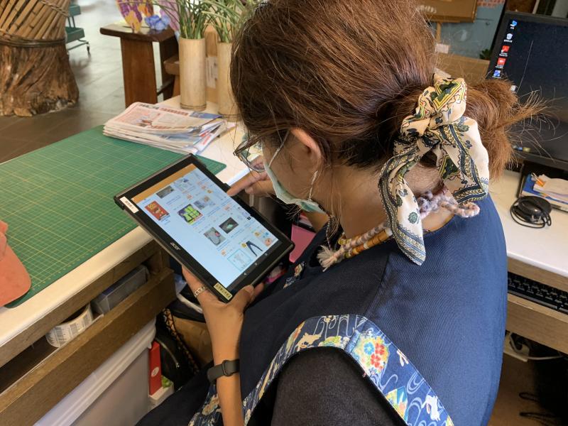 學員研究如何上架