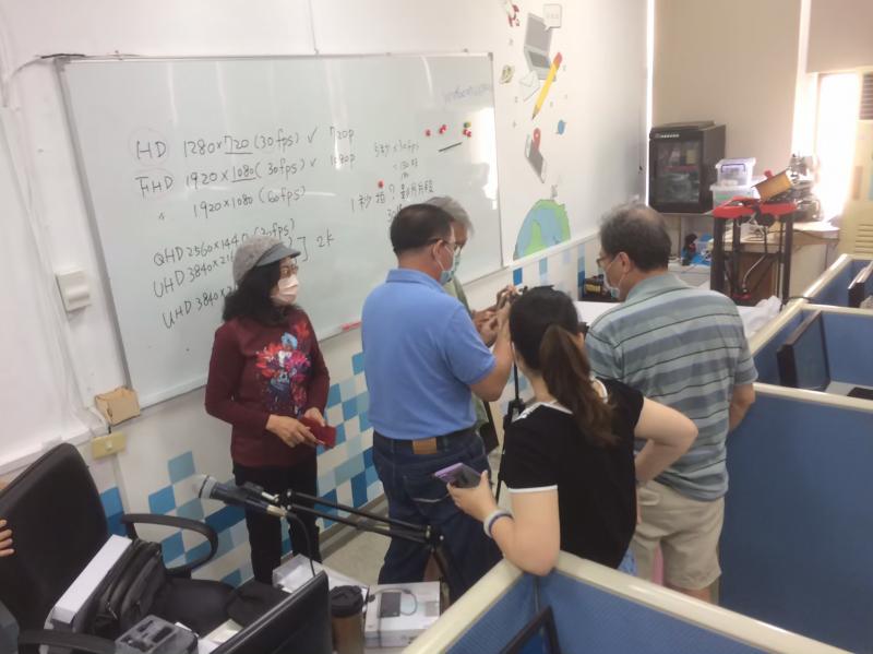 講師一一指導學員加入LINE學習群族