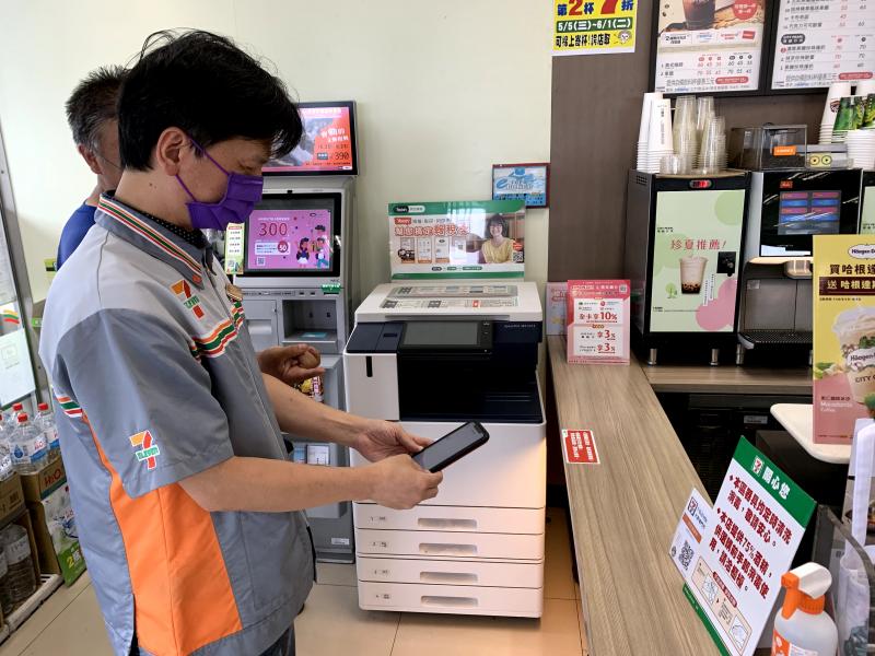 全民一起防疫，在地超商也學習使用實聯制