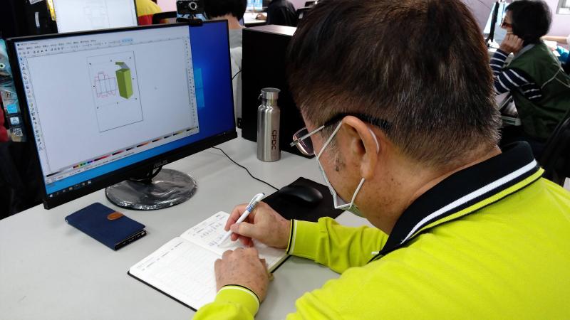 簡易刀膜製作，學員很認真筆記製作刀模繪製的方法