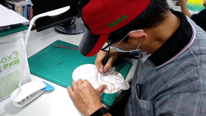 講師有提供公版卡片刀模，讓學員們體驗手工割製刀模、開窗等組裝讓學員們更瞭解紙盒等是如何被設計出來的