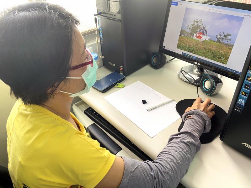 學員操作電腦，尋找圖片素材