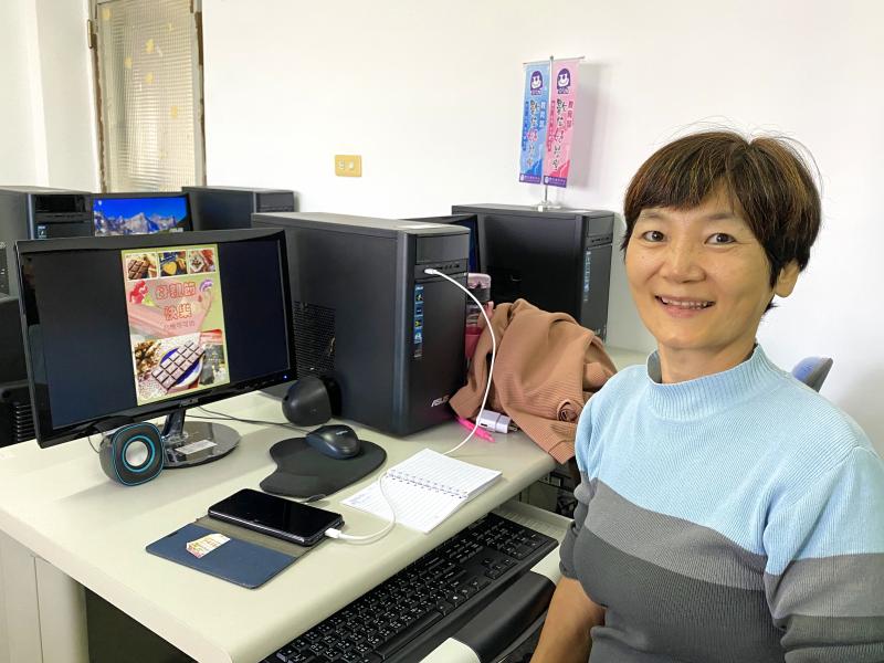 完成海報設計的學員，開心與作品合照