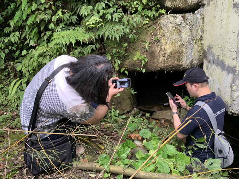 用手機拍照記錄礦坑照片