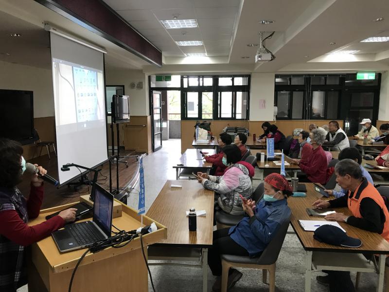 講師透過實物投影機，與學員們同步操作app，運用透步操作一起學習