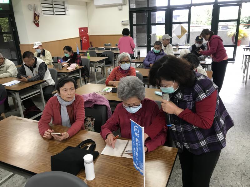 講師至台下觀察同學使用情形，學員們學習中還認直作筆記