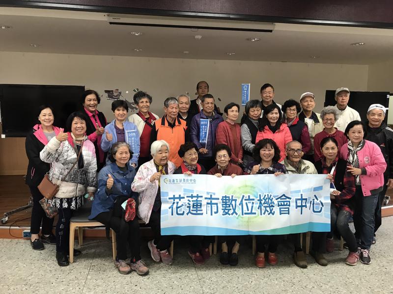 開心學習，下課了學員們用開心的笑容告訴我們今天的課程非的棒