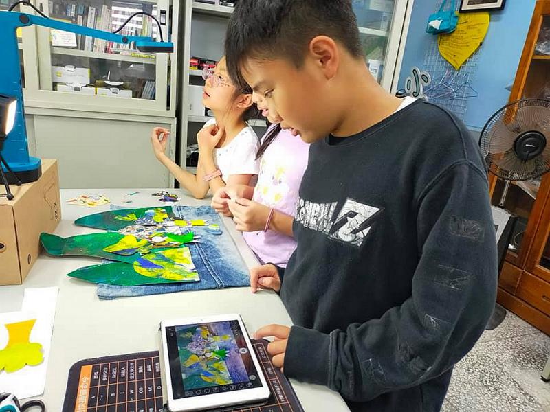 學員根據自己寫的腳本練習拍攝