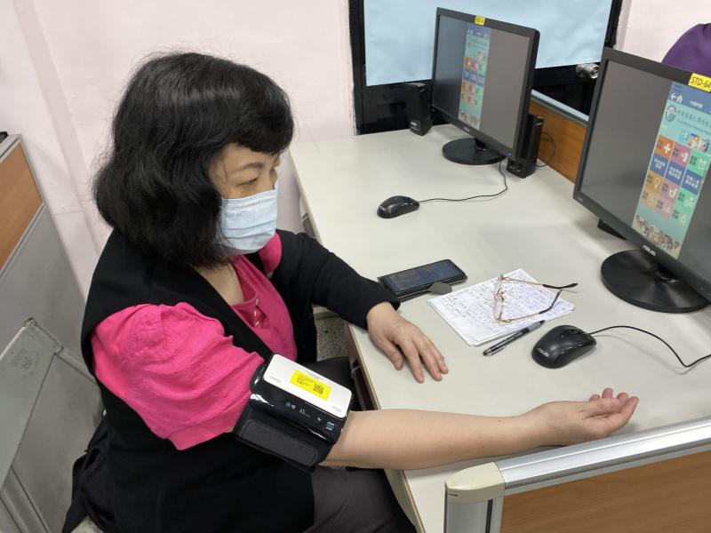 學員體驗電子血壓計量測。