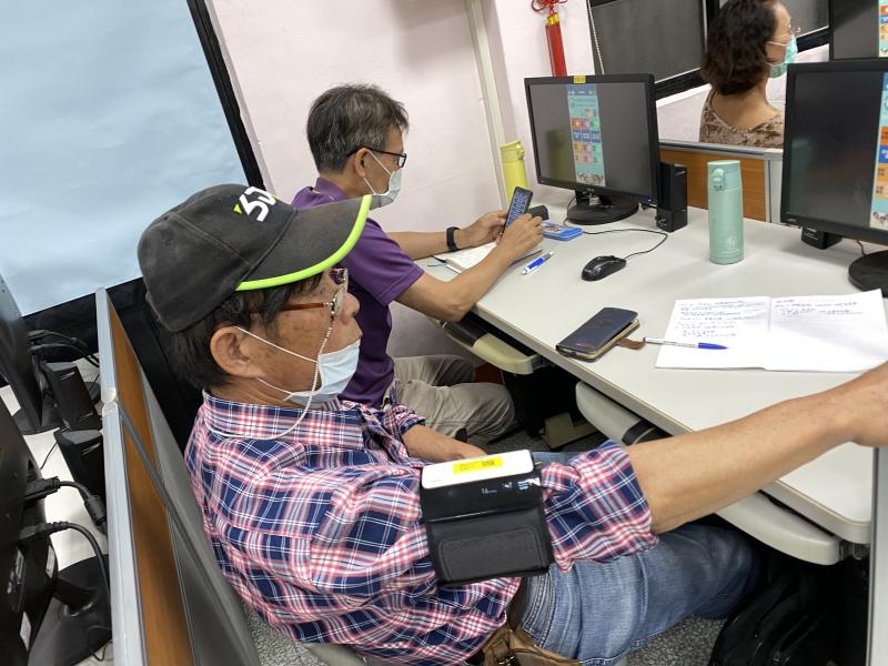 手機下載掛號ＡPP實際操作線上掛號。