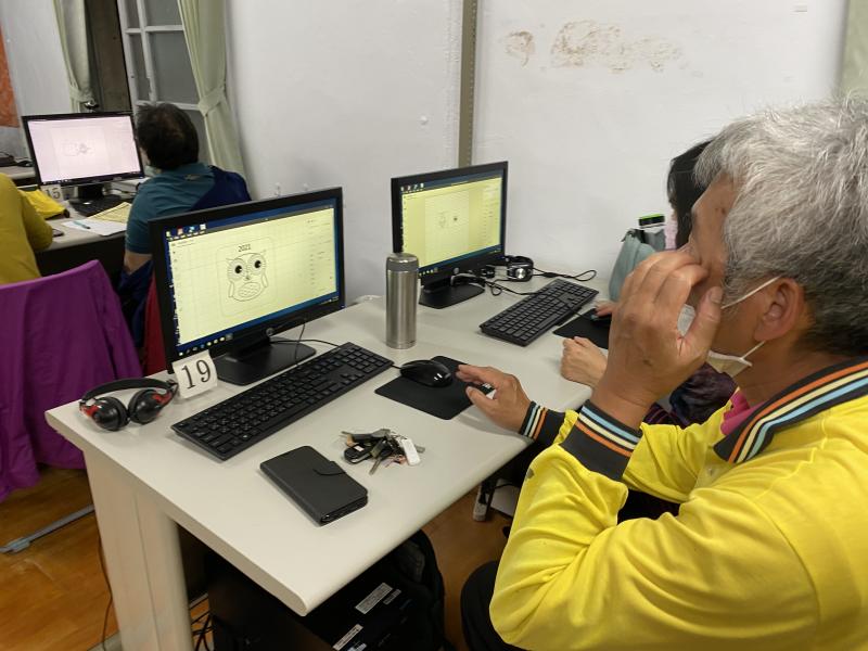 學員應用軟體實際操作設計雷雕杯墊作品。