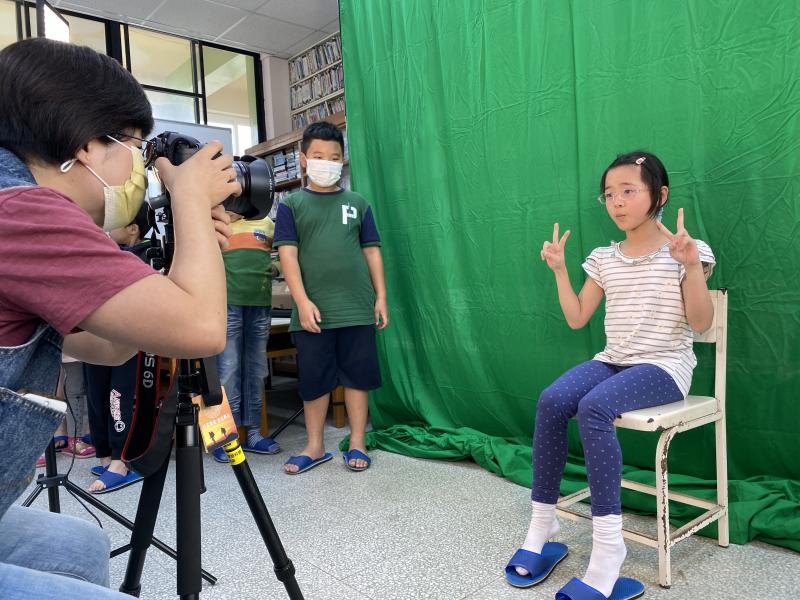 老師幫學員拍８張姿勢照片。