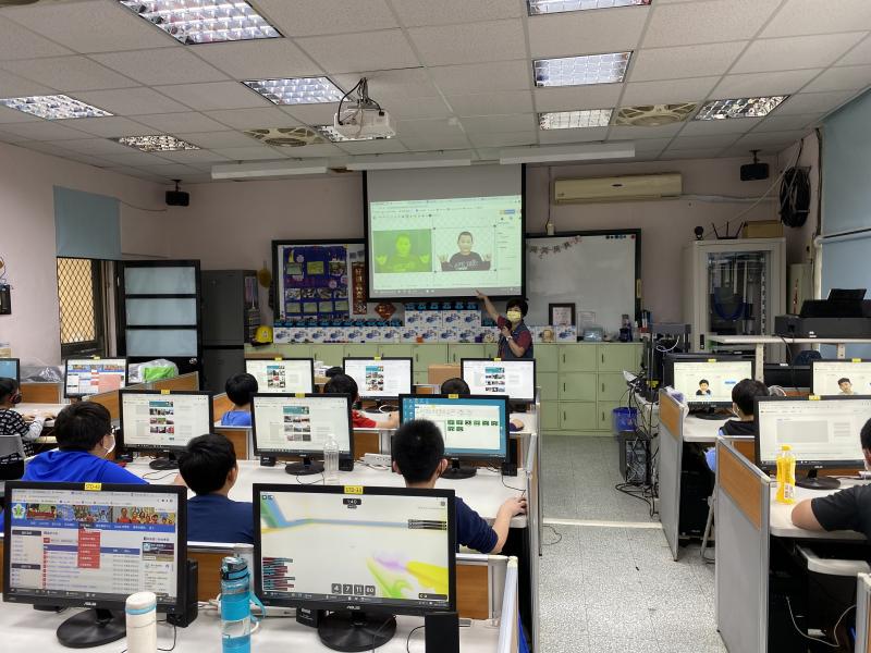 老師指導學員將照片做去背處理。