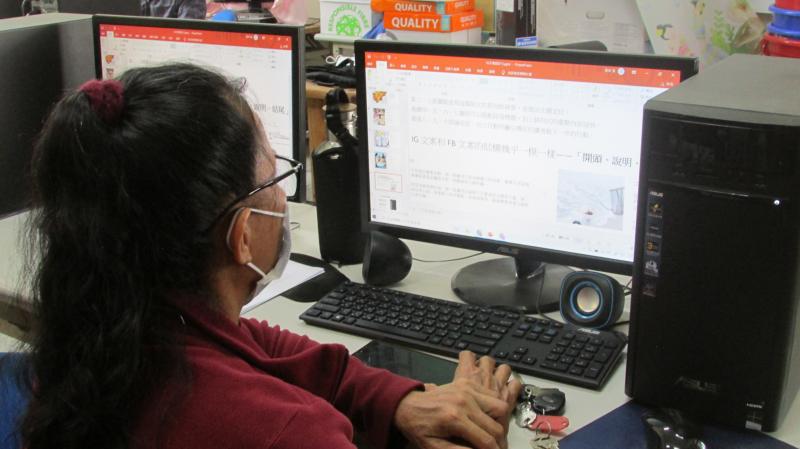 講師跟學員講解如何寫出爆款文案，首要讓學員了解自己的產品的市場定位及熱度關鍵字後，才可以寫出針對市場趨勢的爆款文案。