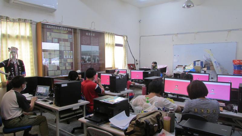 3/21學員上課情形~第一堂課老師簡單的跟學員介紹1.雷射雕刻工具的安全使用方法及材料認識。