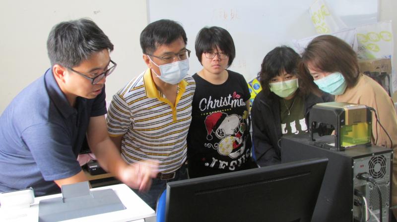 老師跟學員講解雷射雕刻成品介紹及示範操作，再實際讓學員操作應用雷射雕刻機。