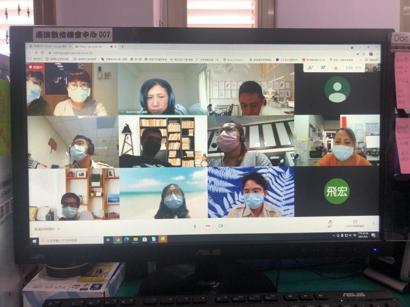 為因應CODIV-19疫情，部分課程改為遠距線上教學，講師正在點名中。