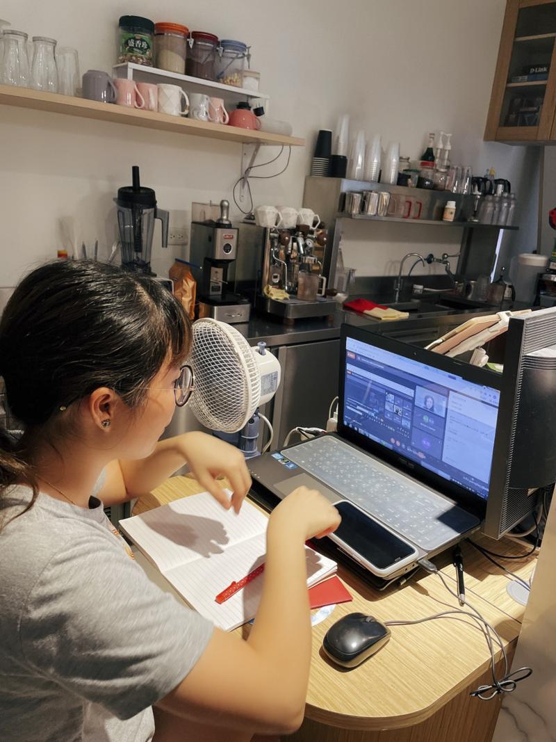 自營業者利用疫情休店時間，居家遠距學習並提升自我能力。
