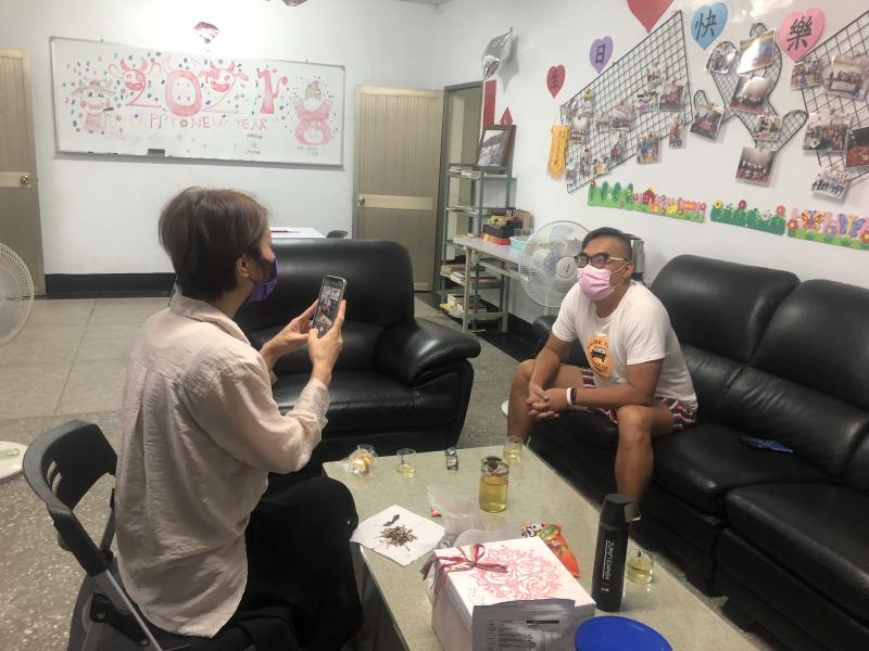 現學現用、第一次做記記者、很緊張。