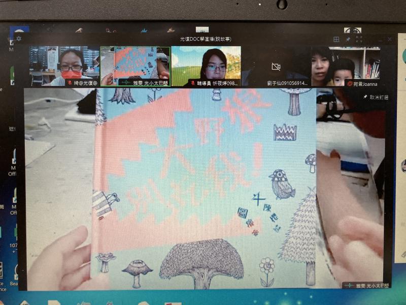 學員嘗試操作視訊功能