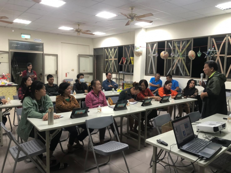 枋山DOC前往新住民關懷據點開設資訊安全宣導課程。