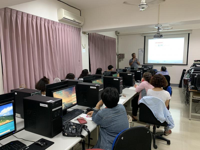 電腦教室學習電商平台上架商品販售。