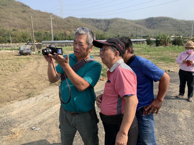 老師帶領學員至洋蔥田實地外拍體驗。