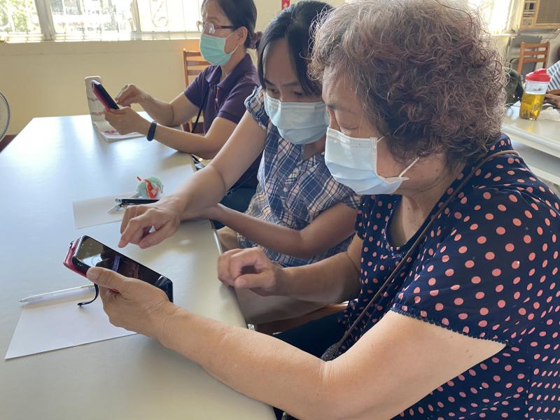 樂齡長輩對於數位學習不抗拒，本身也是社區志工，時常使用手機拍照記錄社區影像，為了讓照片更加漂亮，因此報名這次的課程。