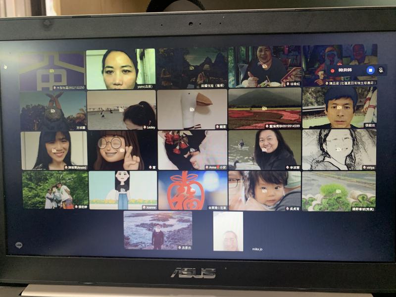 因疫情關係課程改由線上課程，這堂課匠師教我們如何使用視訊上課，圖為學員上線情形